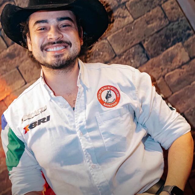 Vinny Arruda smiling, wearing a cowboy hat and a rodeo shirt